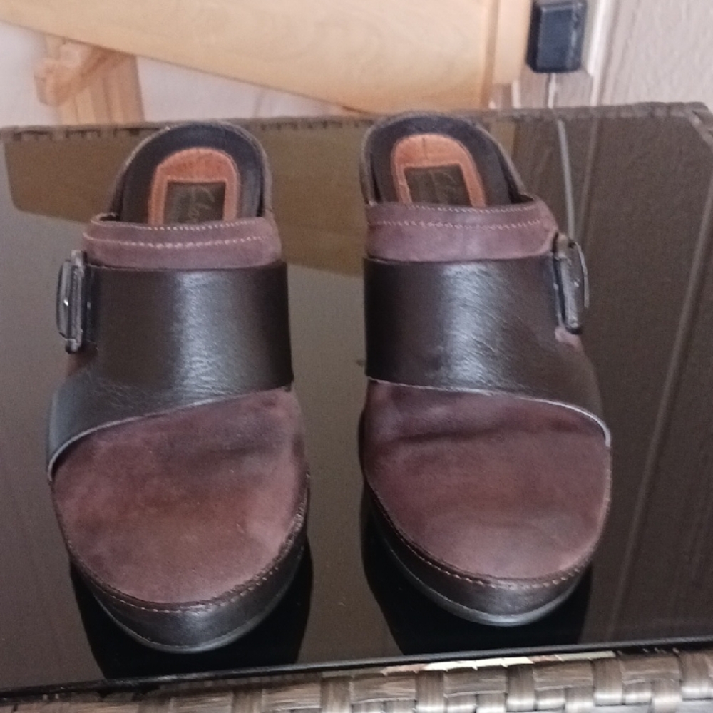 CLARKS- Women's Brown Leather Slip-On Shoes 7M